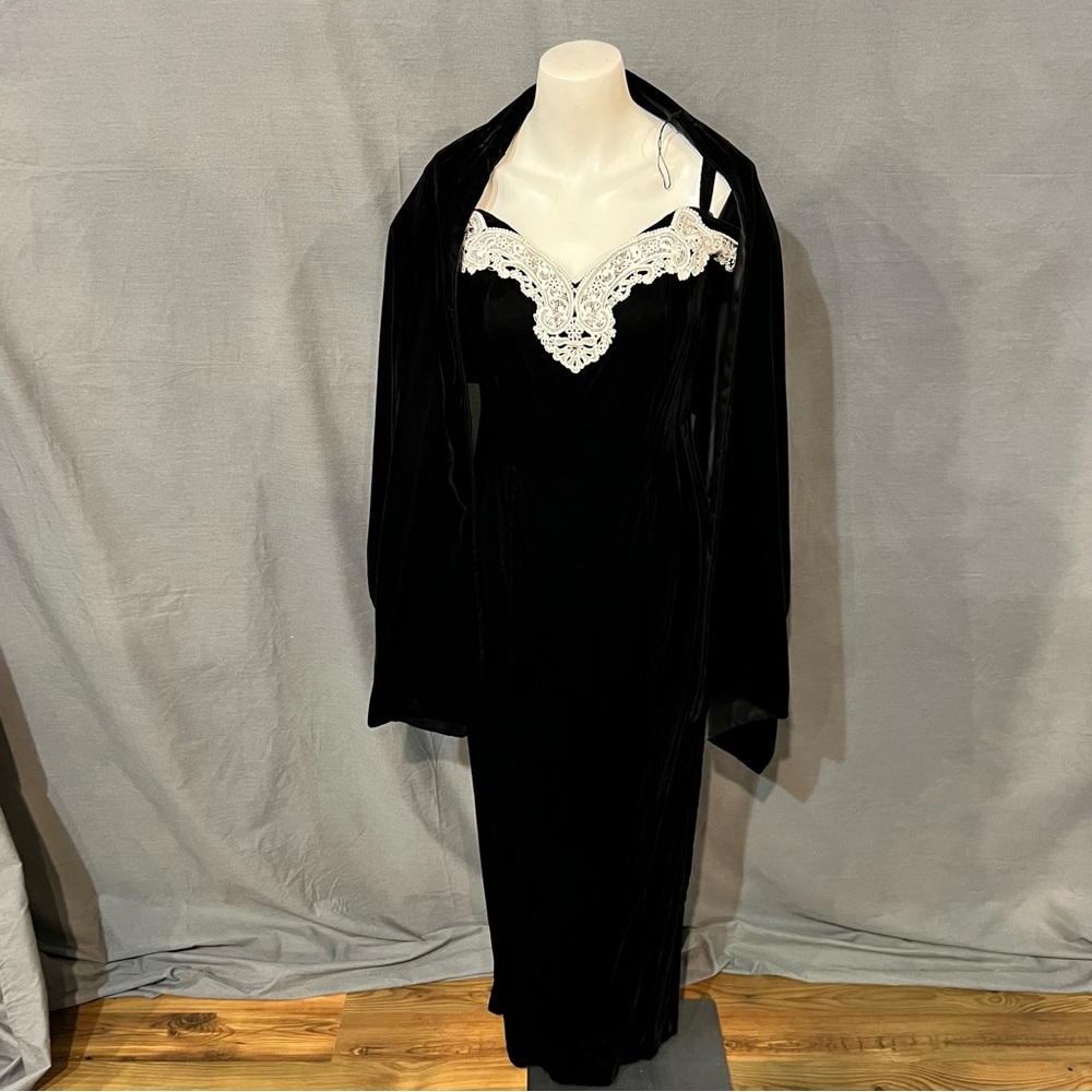 Elegant Black Off-Shoulder Dress with Lace Detail - Picture 4 of 8